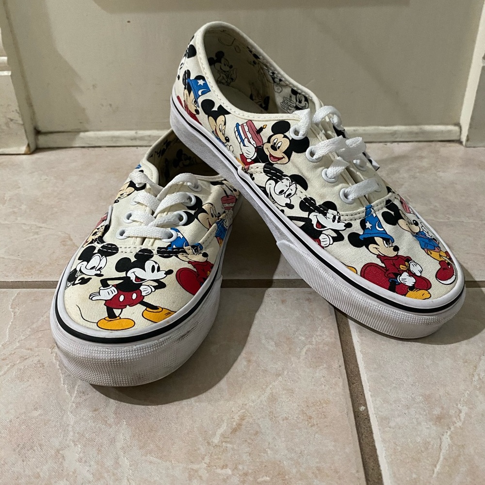 Women size 7 Mickey Mouse shoes